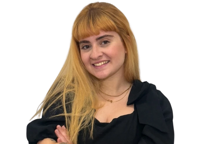 Laura Mello, de cabelo loiro e franja, sorrindo, recortada sobre o fundo do site.